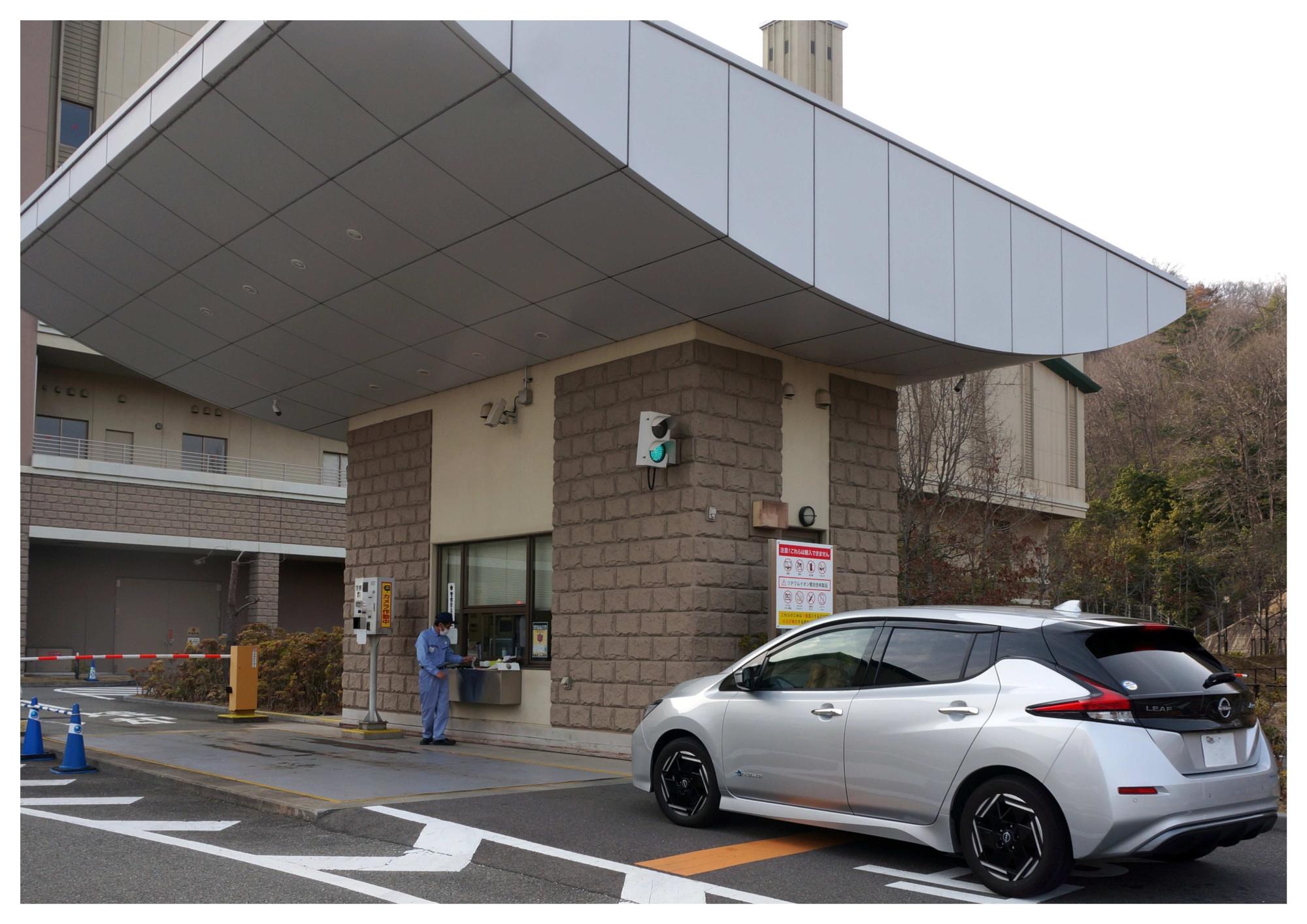 計量棟で車ごと計量する様子